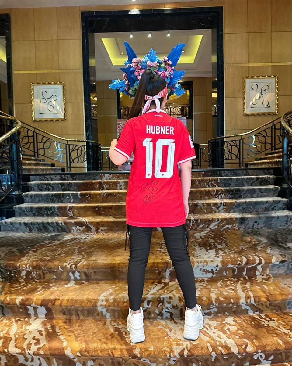 potret Fitri Carlina nonton Timnas pakai jersey asli Justin Hubner (instagram.com/fitricarlina)