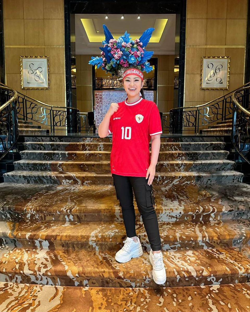 potret Fitri Carlina nonton Timnas pakai jersey asli Justin Hubner (instagram.com/fitricarlina)