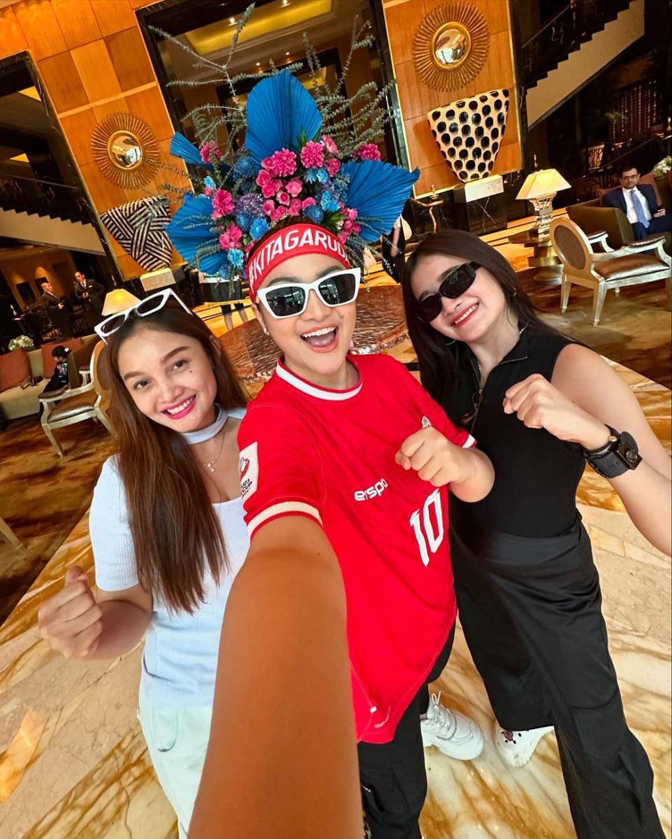 potret Fitri Carlina nonton Timnas pakai jersey asli Justin Hubner (instagram.com/fitricarlina)