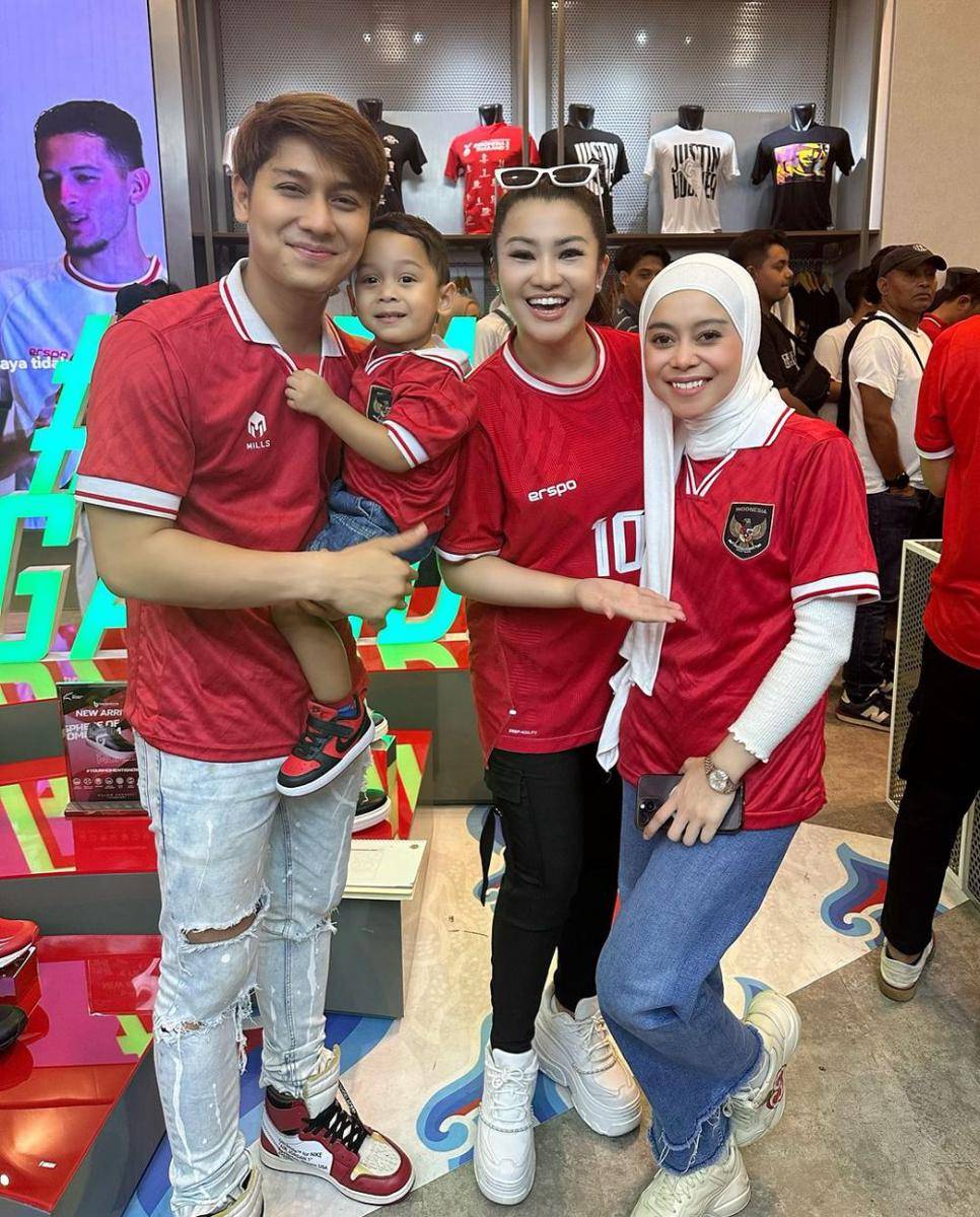potret Fitri Carlina nonton Timnas pakai jersey asli Justin Hubner (instagram.com/fitricarlina)