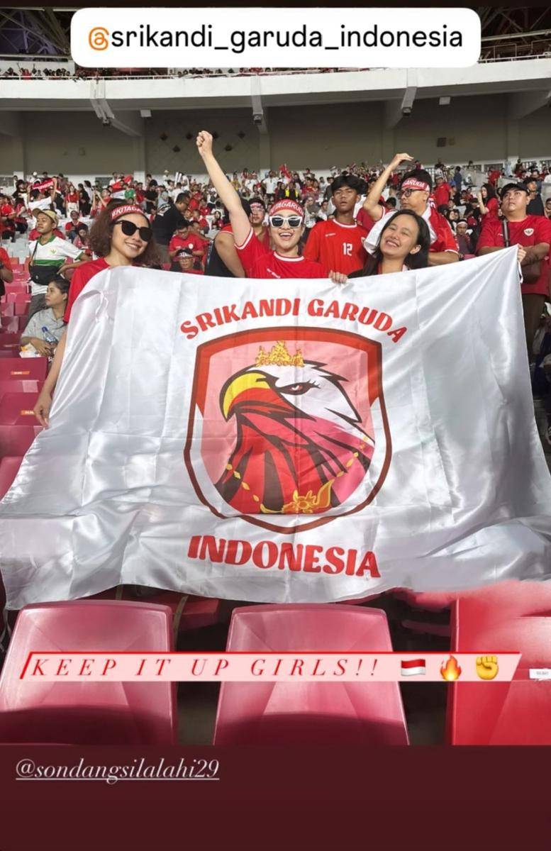 potret Fitri Carlina nonton Timnas pakai jersey asli Justin Hubner (instagram.com/fitricarlina)