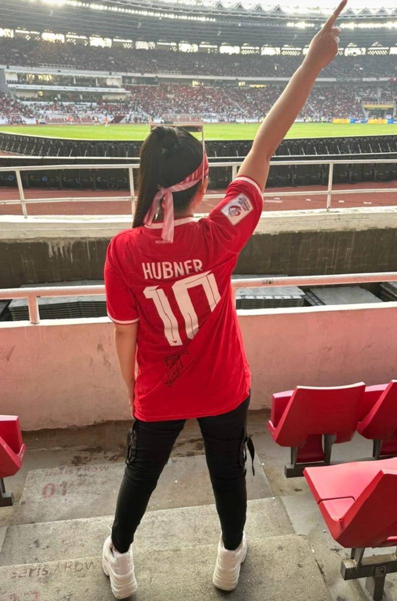 potret Fitri Carlina nonton Timnas pakai jersey asli Justin Hubner (instagram.com/fitricarlina)