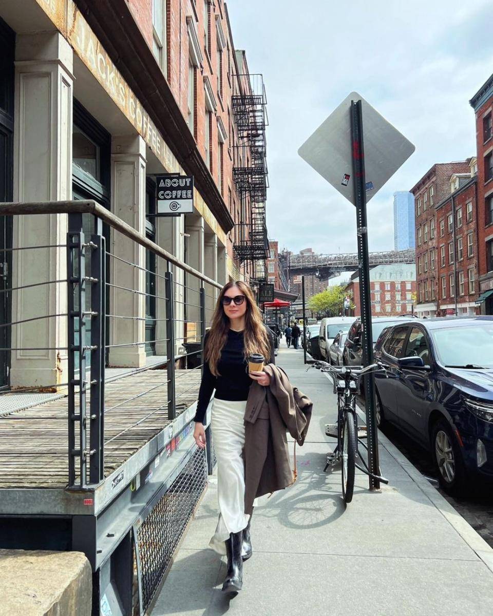 baju serba hitam ala Wulan Guritno (instagram.com/wulanguritno)