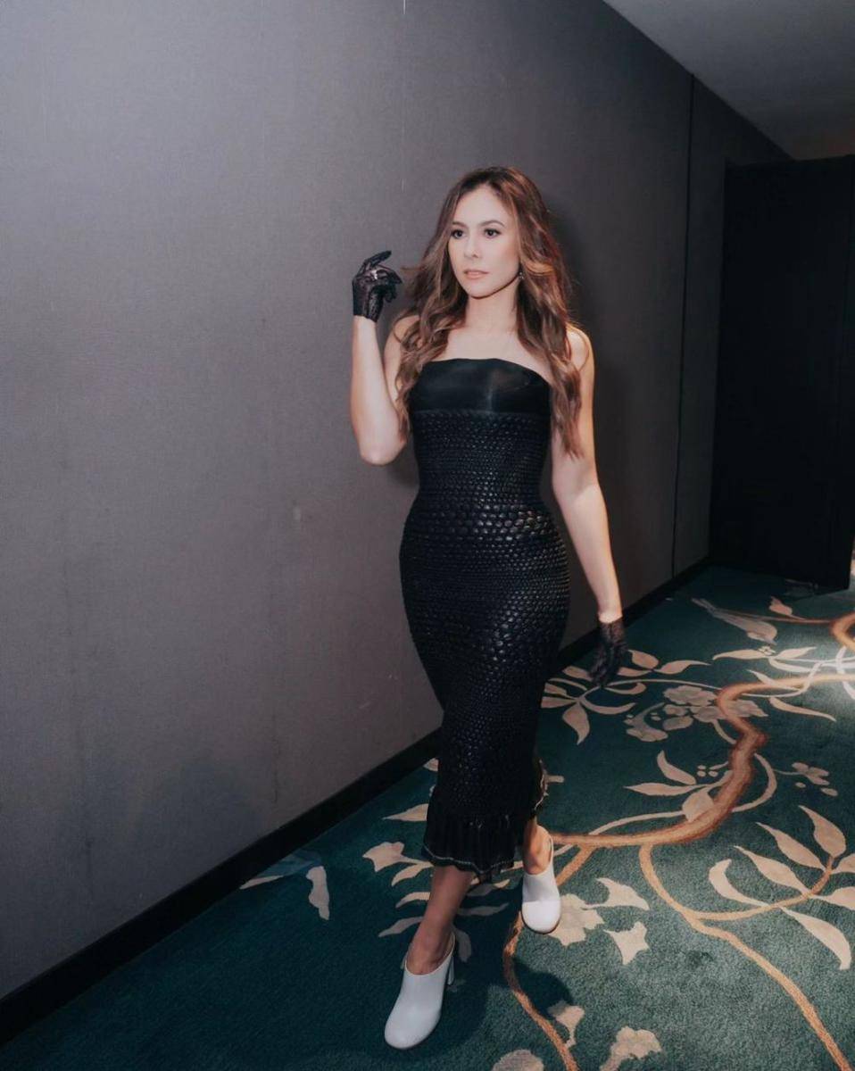 Baju serba hitam ala Wulan Guritno (instagram.com/wulanguritno)