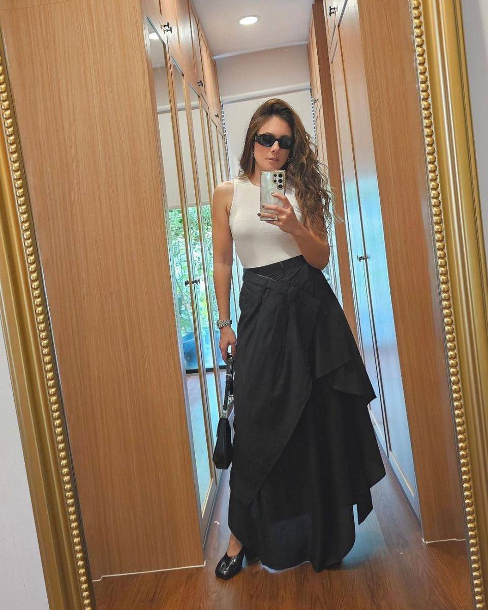 baju serba hitam ala Wulan Guritno (instagram.com/wulanguritno)
