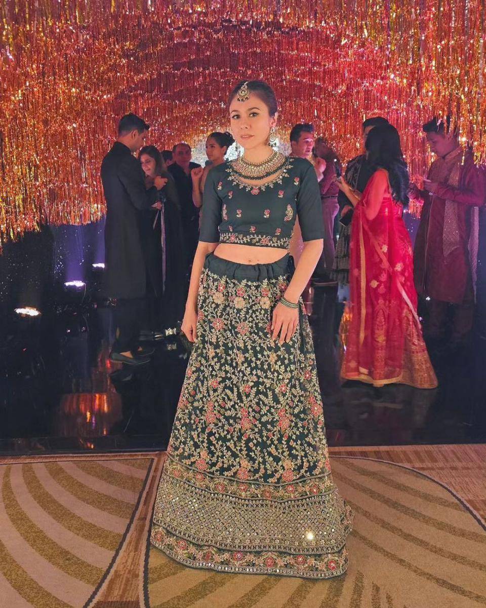 baju serba hitam ala Wulan Guritno (instagram.com/wulanguritno)