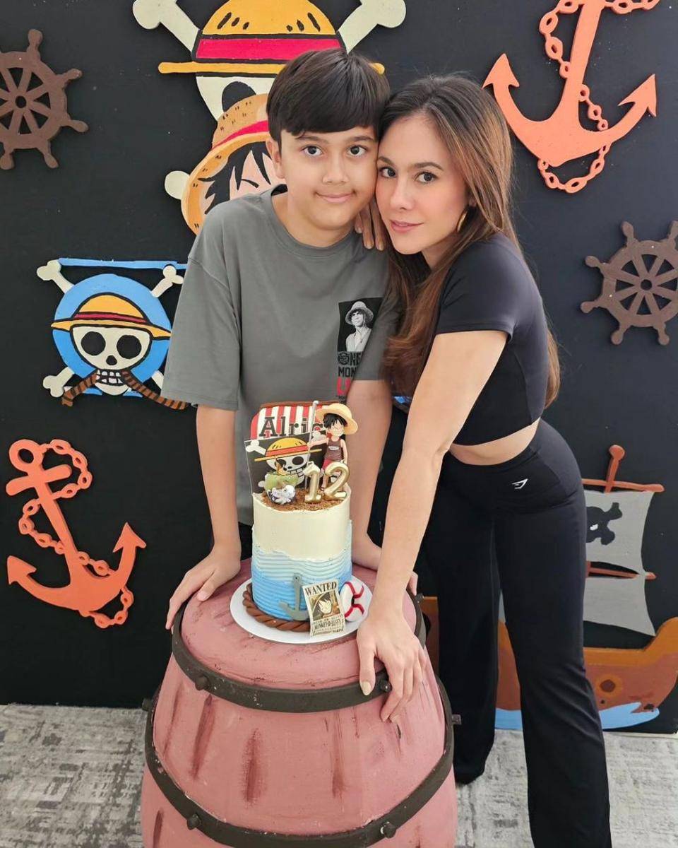 baju serba hitam ala Wulan Guritno (instagram.com/wulanguritno)