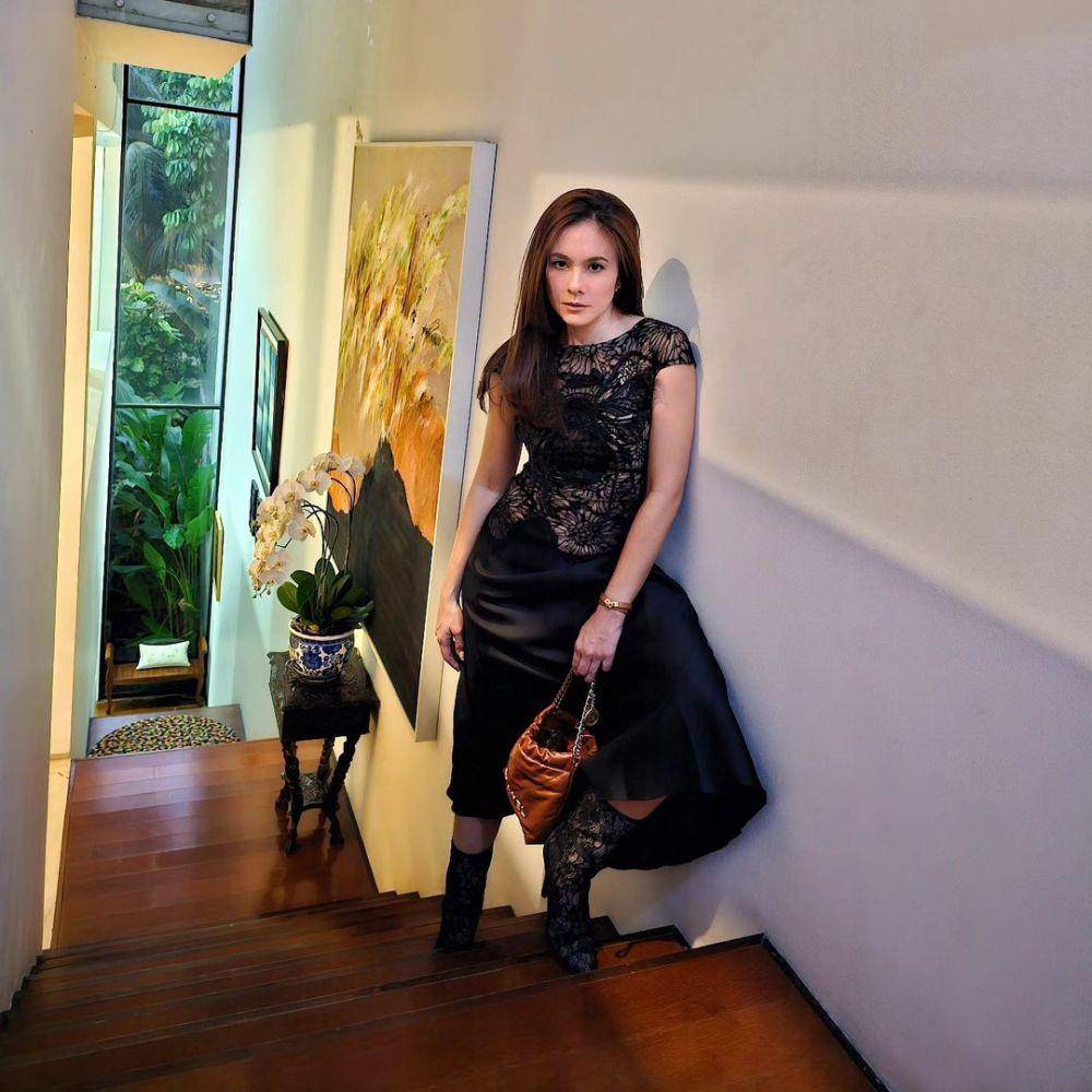 baju serba hitam ala Wulan Guritno (instagram.com/wulanguritno)