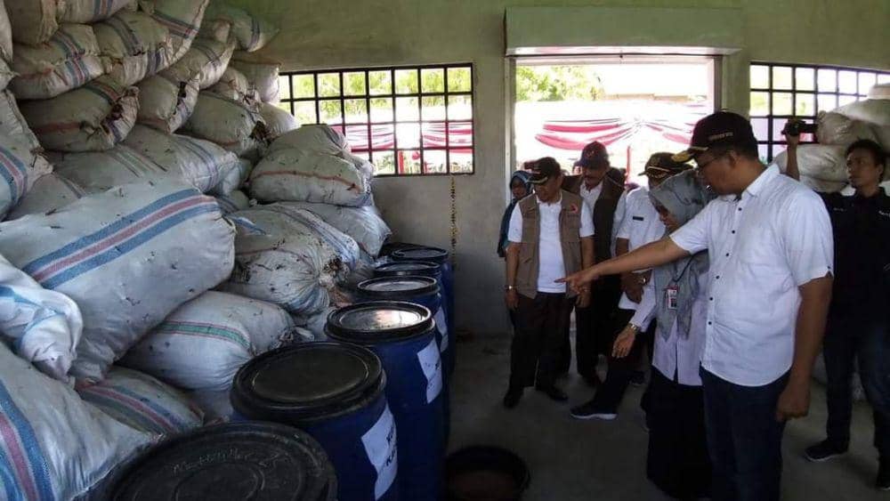 Zulkieflimansyah saat masih menjabat Gubernur NTB mengunjungi gudang pakan di Kelayu Lotim (Facebook/DR. Zulkieflimansyah)