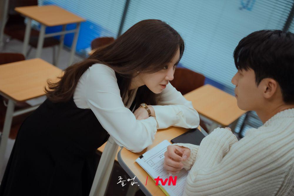 7 Bukti Hye Jin sedang Jatuh Cinta di The Midnight Romance in Hagwon