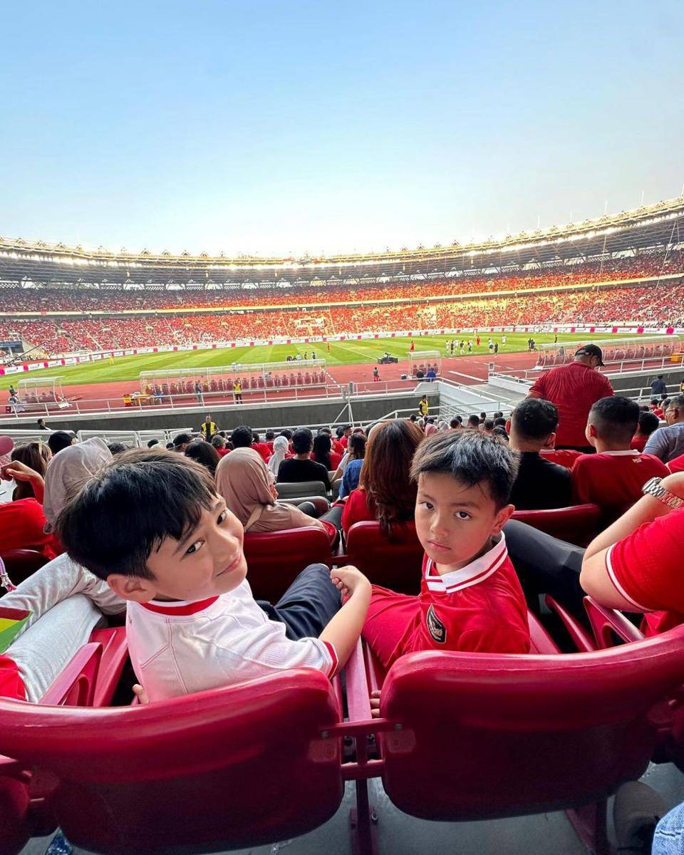artis nonton Indonesia vs Irak (Instagram.com/raffinagita1717)