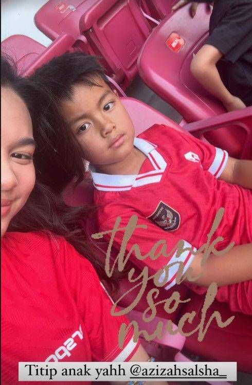 artis nonton Indonesia vs Irak (Instagram.com/ramadhaniabakrie)