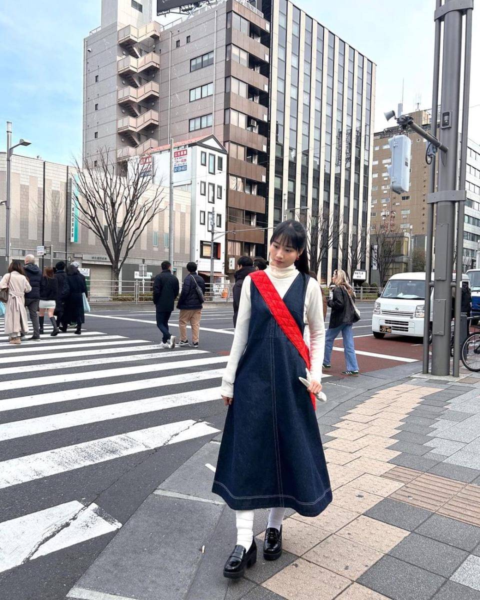 ide padu padan overall denim ala member JKT48 (instagram.com/jkt48.muthe_)