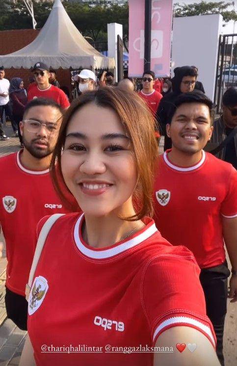 artis nonton Indonesia vs Irak (Instagram.com/aaliyah.massaid)