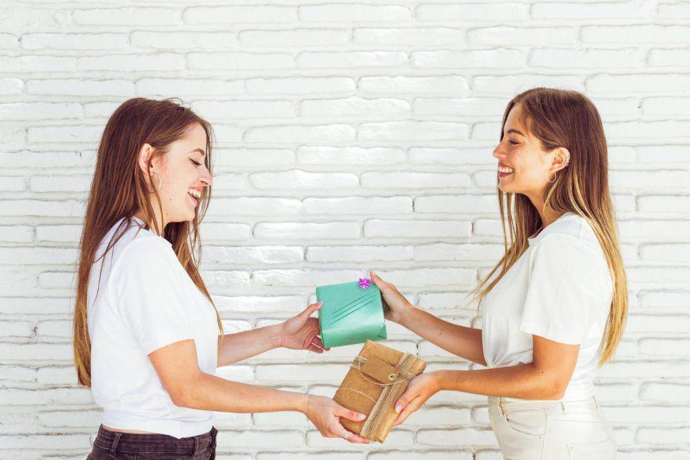 ilustrasi memberi hadiah (freepik.com/Freepik)