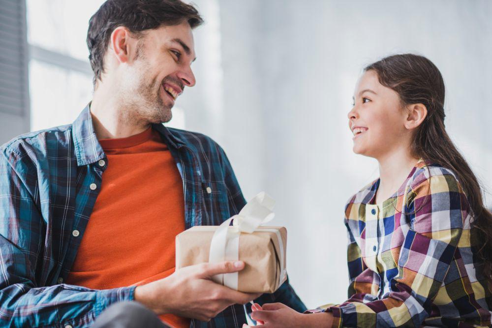16 Hadiah untuk Guru saat Ambil Rapor, Berkesan dan Unik!