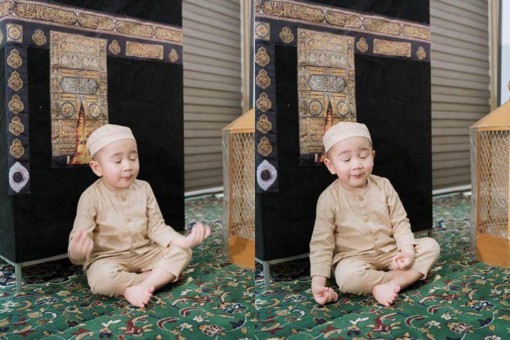 7 Ekspresi Gemas Cipung di Depan Miniatur Ka'bah, Khusyuk Berdoa!