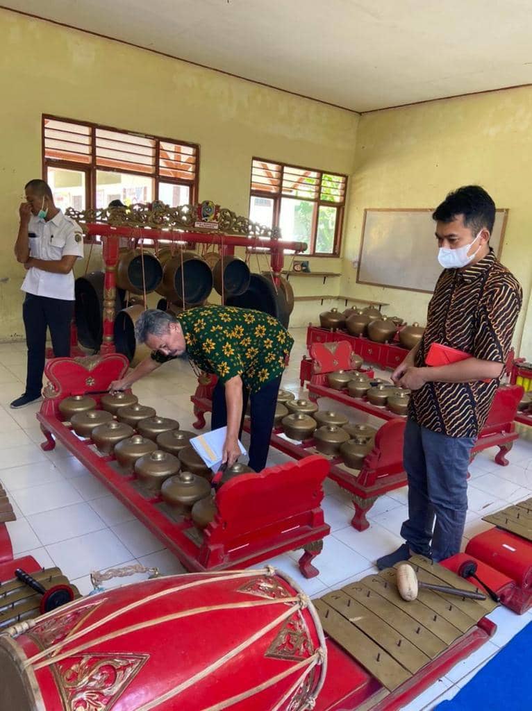 Tim ahli saat memeriksa gamelan di Tulungagung. IDN Times/ istimewa