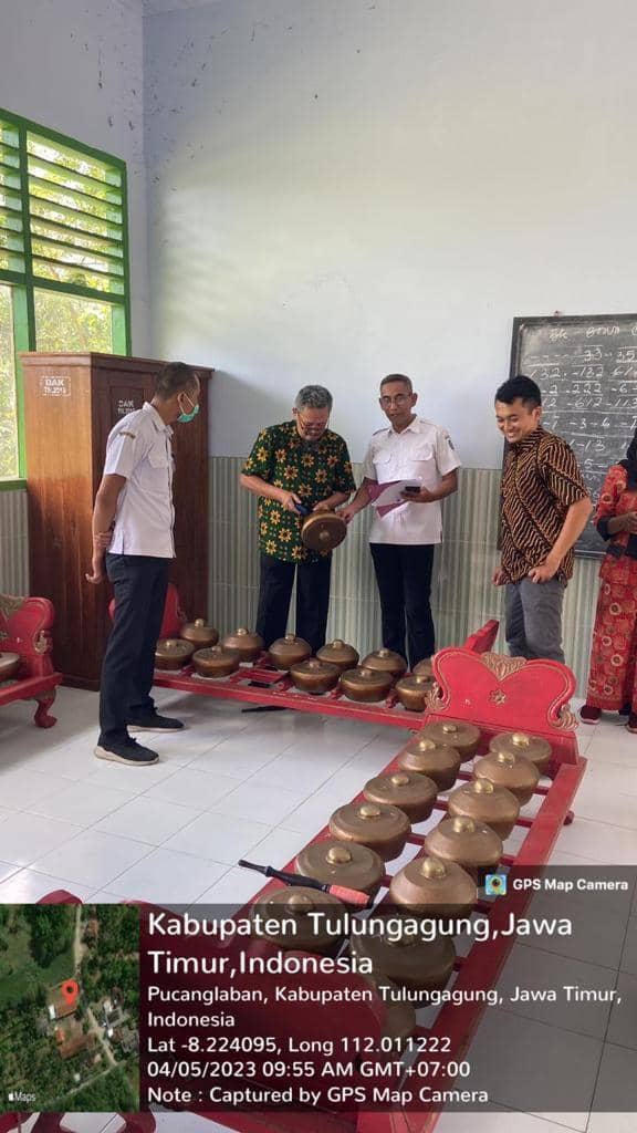 Tim ahli saat memeriksa gamelan di Tulungagung. IDN Times/ istimewa