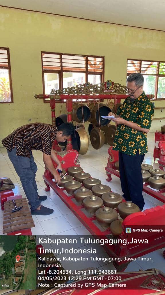 Tim ahli saat memeriksa gamelan di Tulungagung. IDN Times/ istimewa