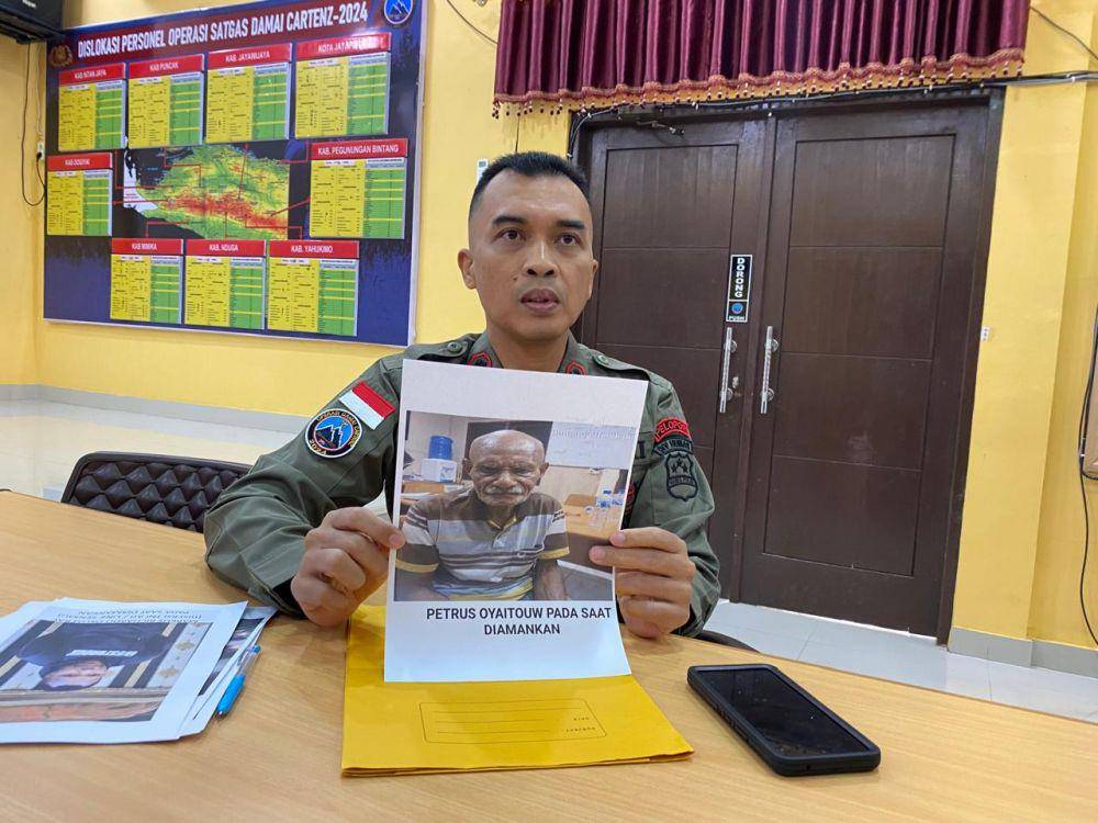 Kasatgas Humas Ops Damai Cartenz 2024, AKBP Bayu Suseno, menunjukkan foto PO, kakek pemasok senjata api di Jayapura. (IDN Times/Istimewa)