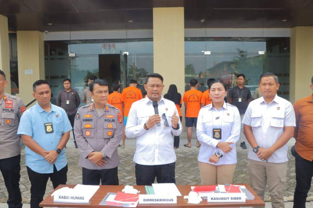 Konferensi pers pelimpahan 6 tersangka kasus joki CPNS Kejaksaan 2023 di Lampung. (DOK. Polda Lampung).
