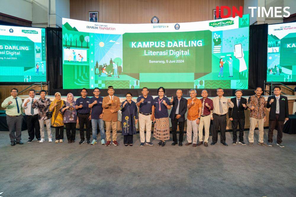 Jajarannya kampus Undip dan Djarum Foundation foto bersama. (IDN Times/Dok Humas Undip)