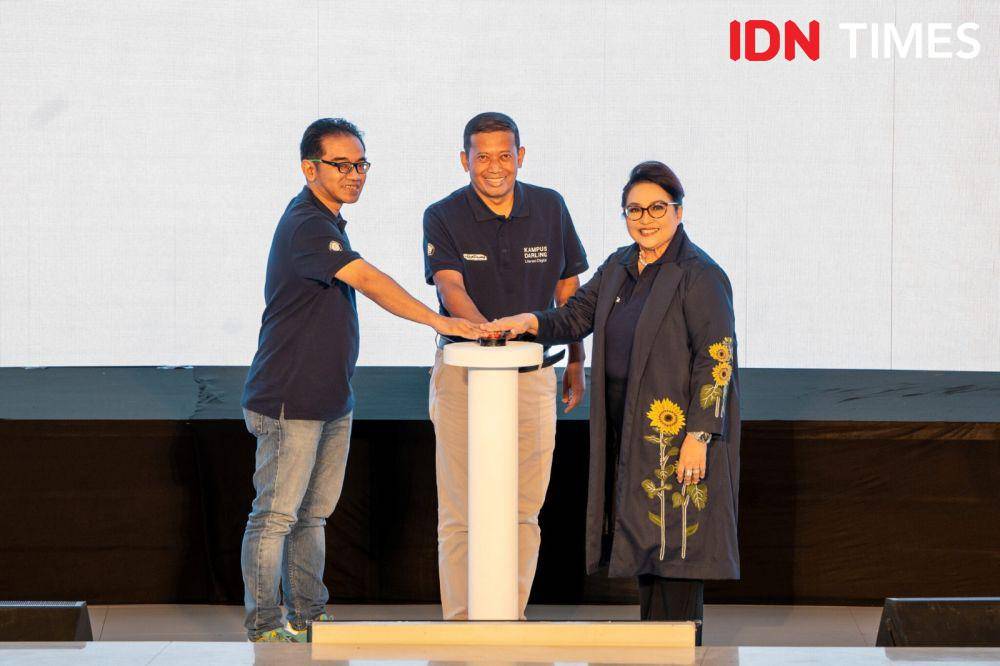 Rektor Undip Prof Suharnomo dan Director Communications Djarum Foundation, Mutiara Diah Asmara serta perwakilan Kompas. (IDN Times/Dok humas Undip)