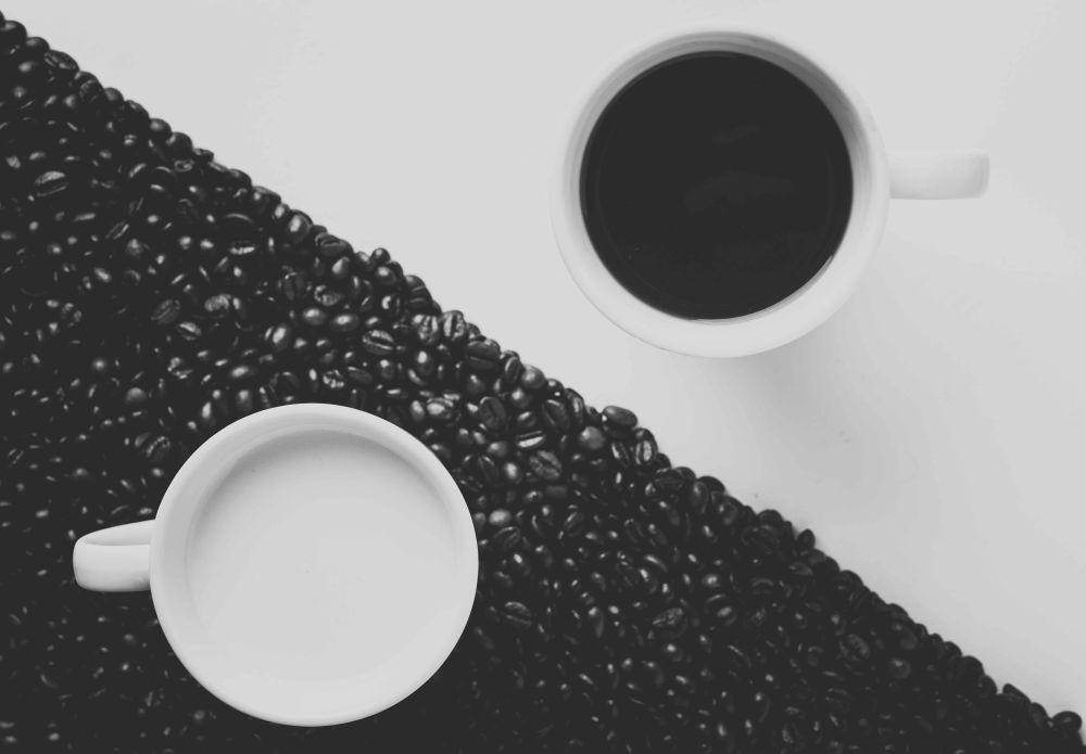 ilustrasi penggunaan susu dengan kopi (unsplash.com/Alex Padurariu)