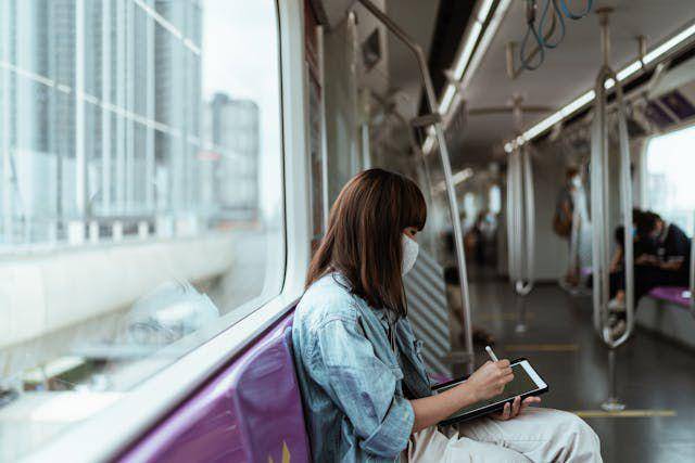 ilustrasi naik transportasi publik (pexels.com/Ketut Subiyanto)
