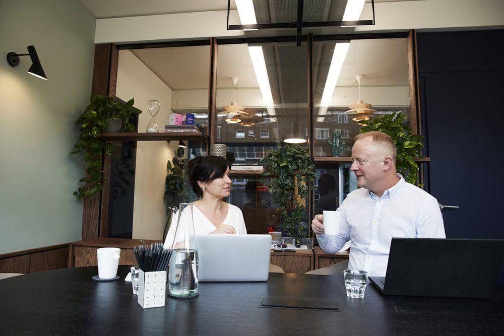 ilustrasi membangun hubungan baik dengan bos (pexels.com/The Coach Space)