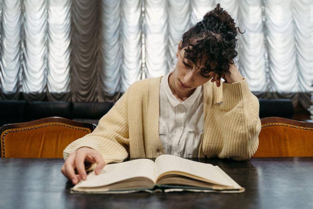 ilustrasi membaca buku (pexels.com/Tima Miroshnichenko)