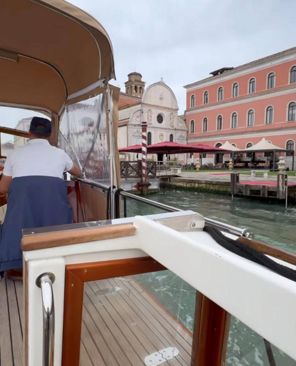 potret Vidi Aldiano dan  Sheila Dara jalan-jalan di Venezia (instagram.com/sheiladaisha)
