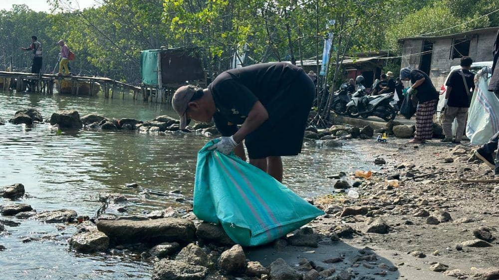 Ratusan pegawai PLN Group Wilayah Jawa Tengah melakukan aksi bersih pantai di Pantai Mangunharjo Semarang, Rabu (5/6/2024). (dok. PLN)