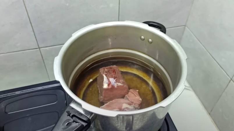 ilustrasi merebus daging sapi menggunakan panci presto (YouTube.com/CR COOK)