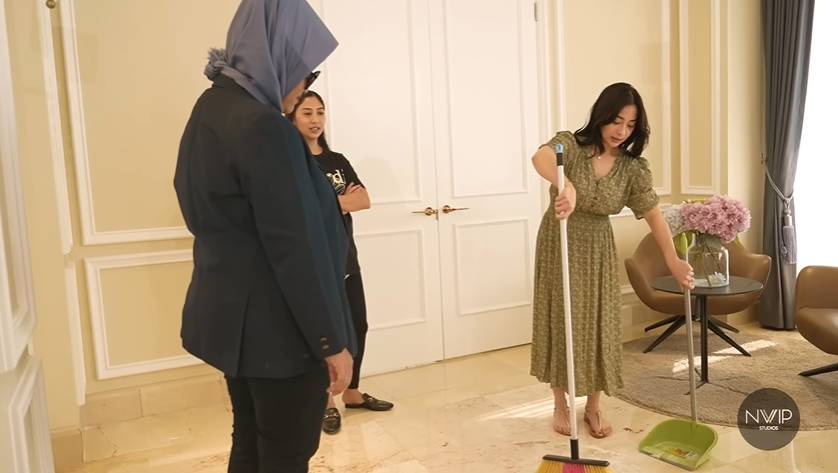 potret Nikita dan Winona Willy belajar nyapu dan nyetrika (Youtube.com/Nikita Willy Official)