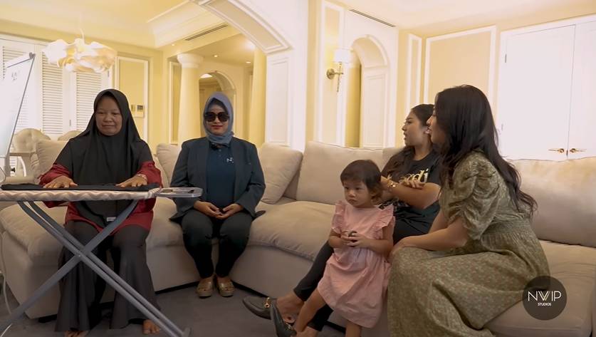 potret Nikita dan Winona Willy belajar nyapu dan nyetrika (Youtube.com/Nikita Willy Official)