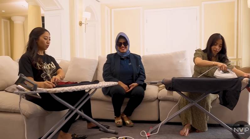 potret Nikita dan Winona Willy belajar nyapu dan nyetrika (Youtube.com/Nikita Willy Official)