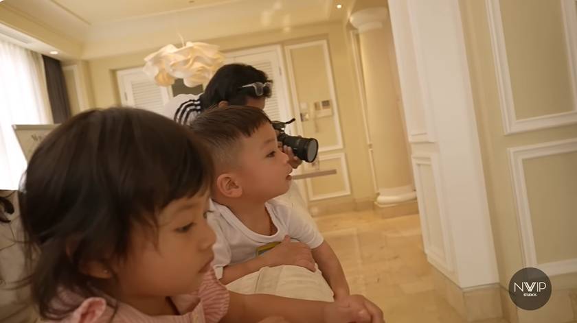 potret Nikita dan Winona Willy belajar nyapu dan nyetrika (Youtube.com/Nikita Willy Official)