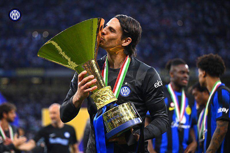 Yann Sommer mencium trofi Serie A Italia 2023/2024. (instagram.com/yannsommer)