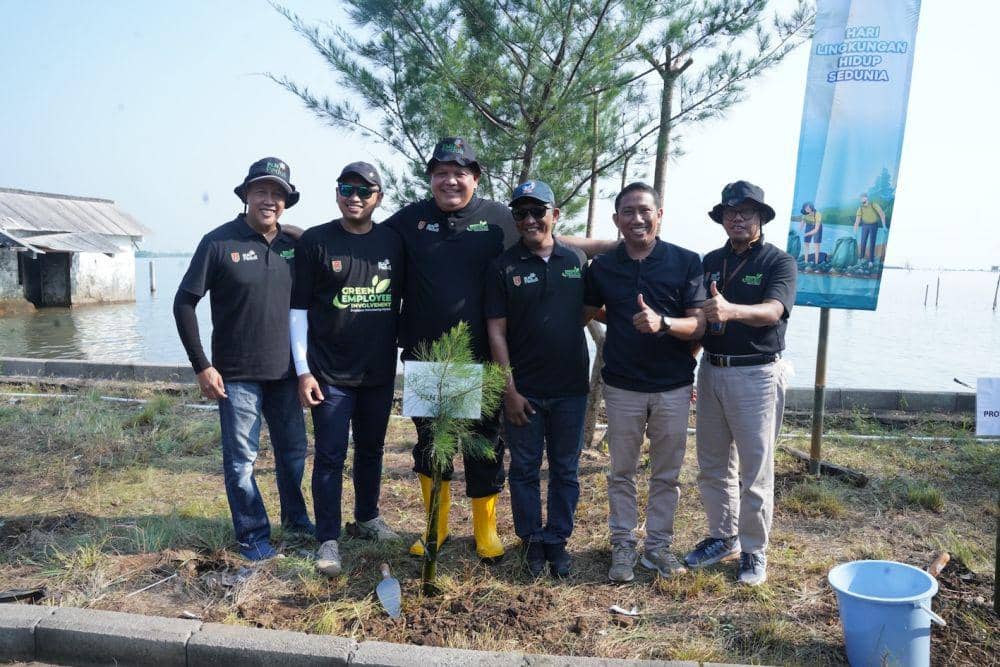 Ratusan pegawai PLN Group Wilayah Jawa Tengah melakukan aksi bersih pantai di Pantai Mangunharjo Semarang, Rabu (5/6/2024). (dok. PLN)