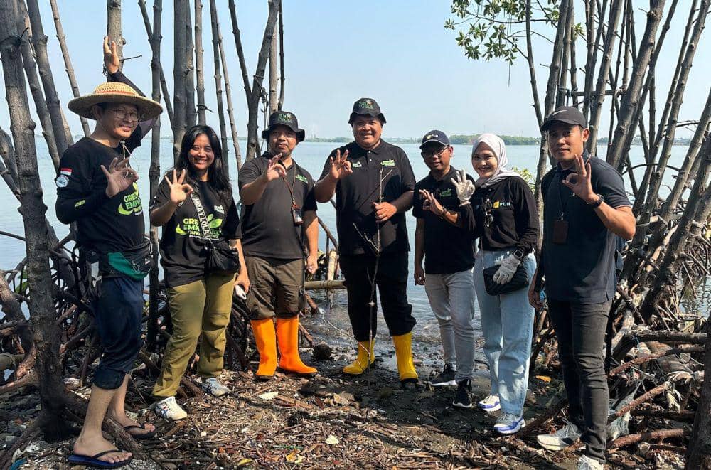 Ratusan pegawai PLN Group Wilayah Jawa Tengah melakukan aksi bersih pantai di Pantai Mangunharjo Semarang, Rabu (5/6/2024). (dok. PLN)