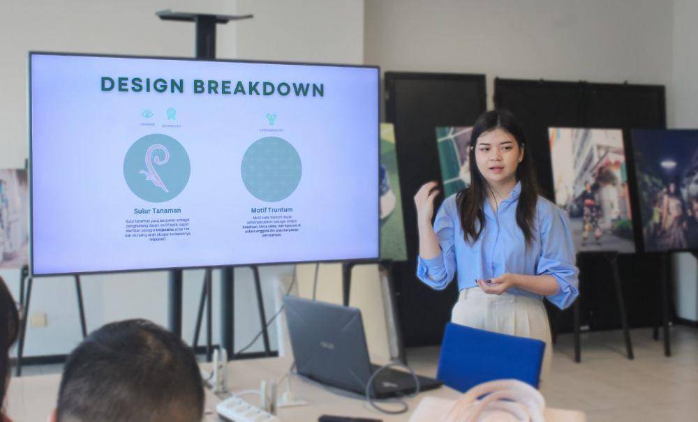 Mahasiswi Universitas Kristen Petra, Jasmine, sebagai pemenang pertama, berhasil mencuri perhatian dengan desain motif batik. (Dok. Istimewa)