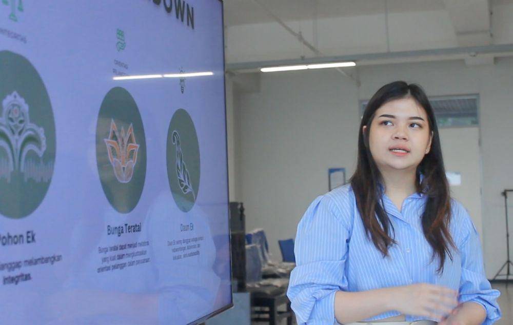 Mahasiswi Universitas Kristen Petra, Jasmine, sebagai pemenang pertama, berhasil mencuri perhatian dengan desain motif batik. (Dok. Istimewa)