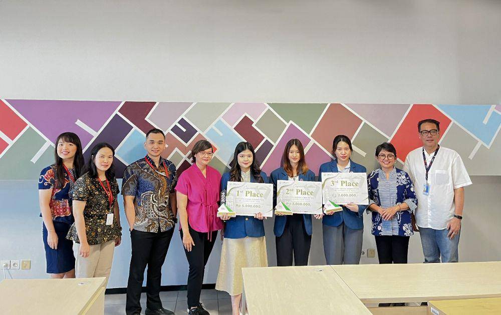 Mahasiswa Desain Fashion & Textile Universitas Kristen Petra (UKP) digandeng PT Salam Pacific Indonesia Lines (SPIL) mengaplikasikan ilmu desain mereka. (Dok. Istimewa)