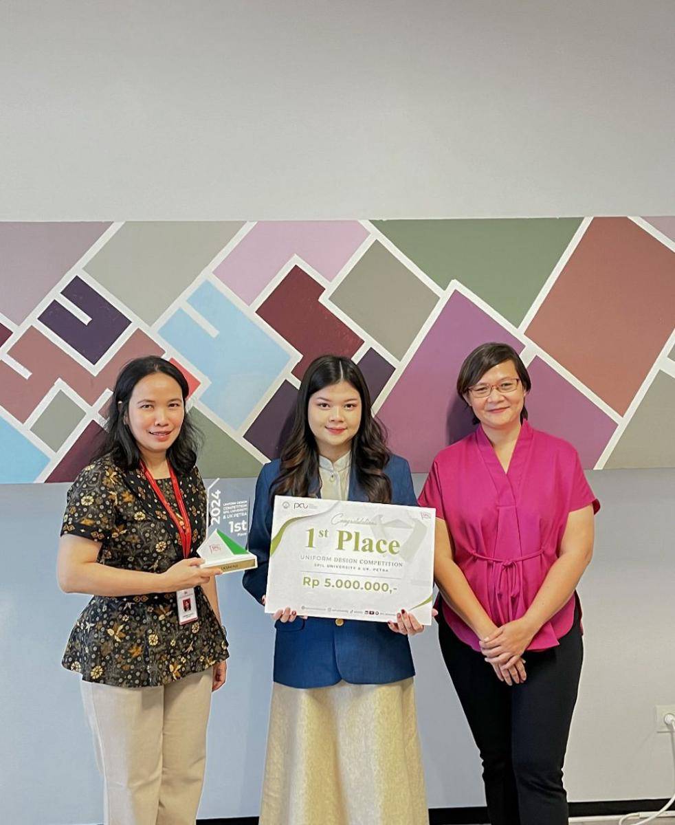 Mahasiswi Universitas Kristen Petra, Jasmine, sebagai pemenang pertama, berhasil mencuri perhatian dengan desain motif batik. (Dok. Istimewa)