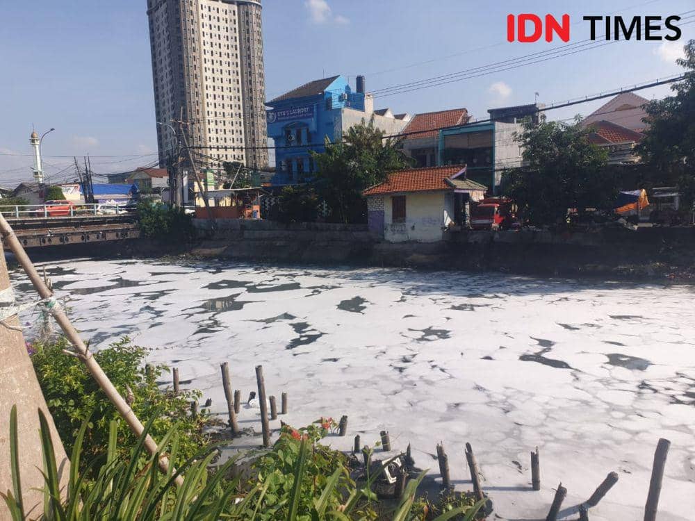 Salju Busa Muncul Lagi di Sungai Mulyorejo, Limbah Belum Dibereskan