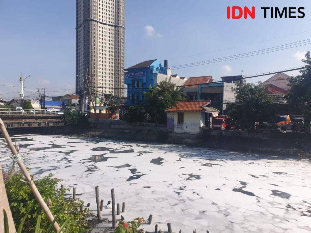 Salju busa kembali menutup Sungai Kalisari, Mulyorejo sejak pagi, Kamis (6/6/2024). Fenomena serupa terjadi setiap musim kemarau tiba. (IDN Times/Kayla)