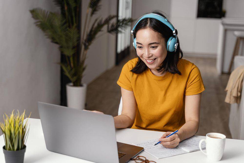 ilustrasi wanita mengikuti bootcamp secara online (freepik.com/freepik)