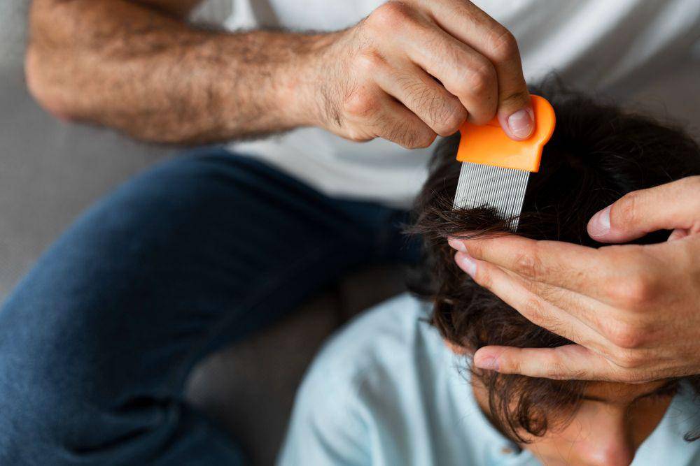 ilustrasi sedang merawat rambut keriting (Freepik.com/Freepik)